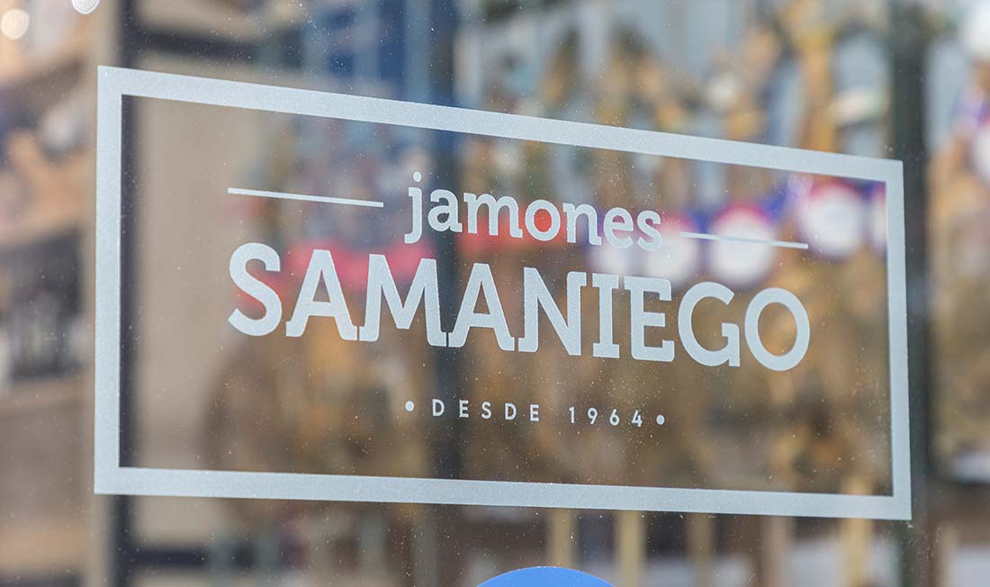 Puerta de entrada a la tienda de Jamones Samaniego